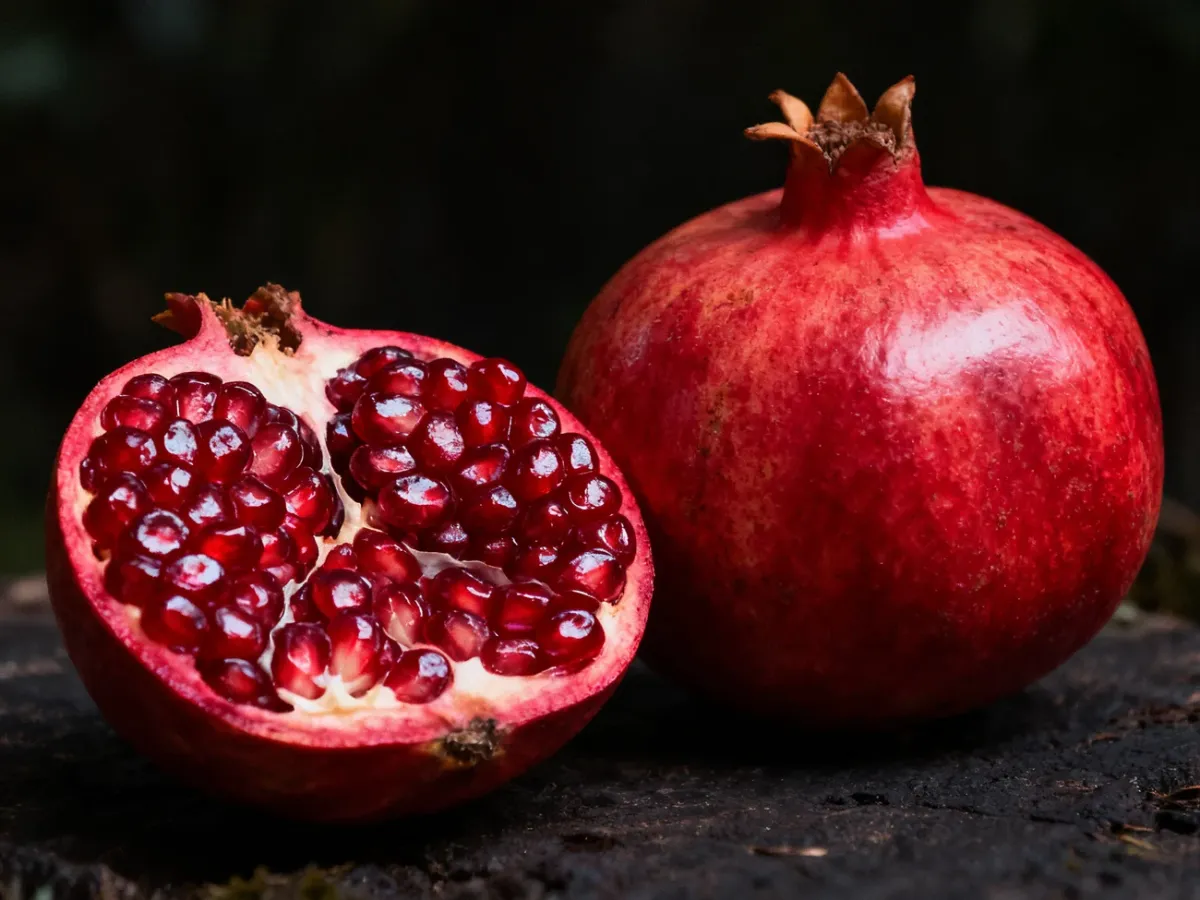 Przekrojony granat z rubinowymi nasionami