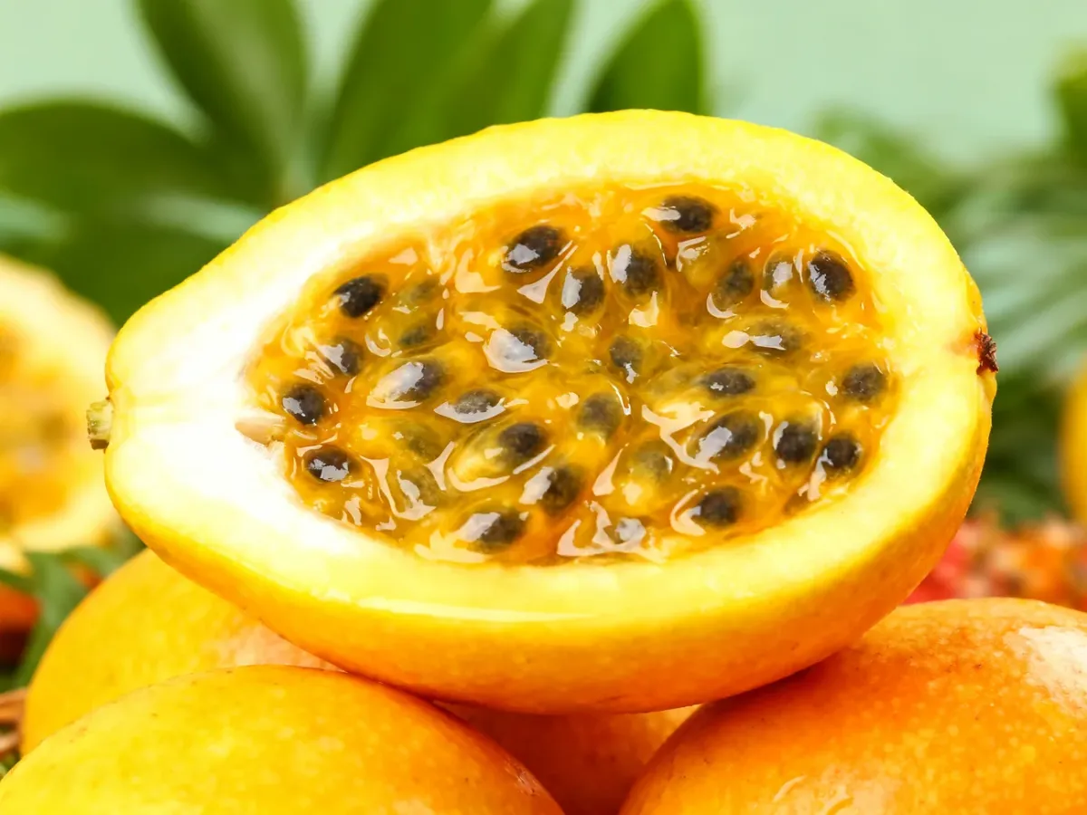 Przekrojona granadilla z galaretowatym miąższem