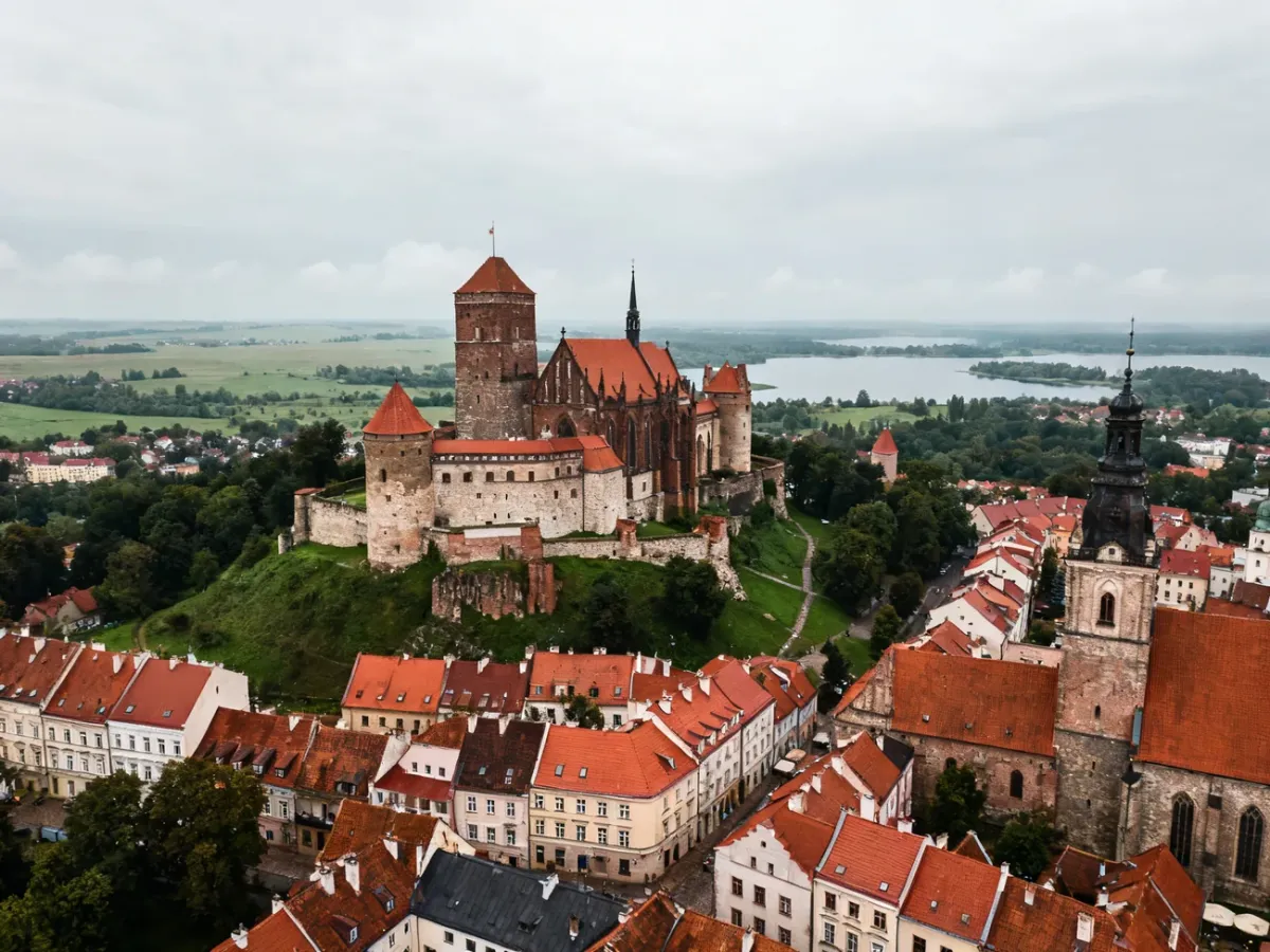 Panorama Olsztyna z gotyckim zamkiem i zabudową starego miasta