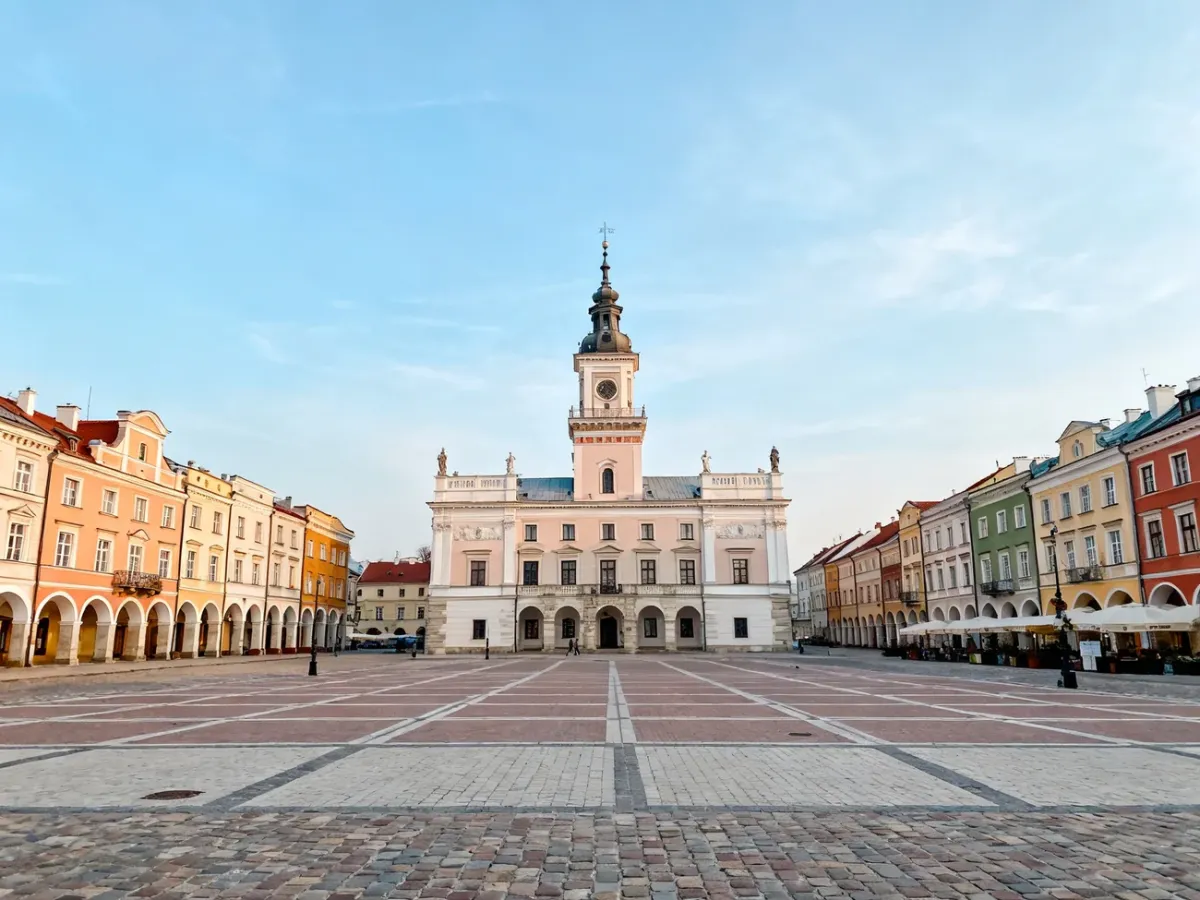 Renesansowy Rynek Wielki w Zamościu z kolorowymi kamienicami