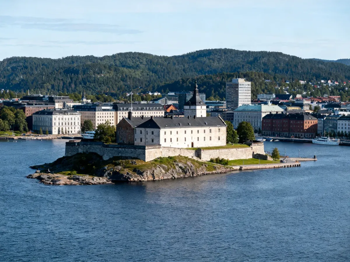 Widok Oslo nad fiordem z twierdzą Akershus